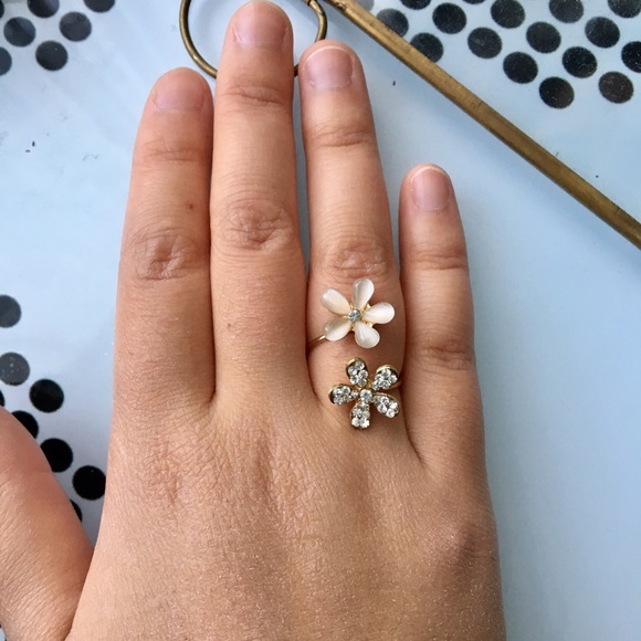 🌷Flower Ring🌷 - Picture 2 of 2