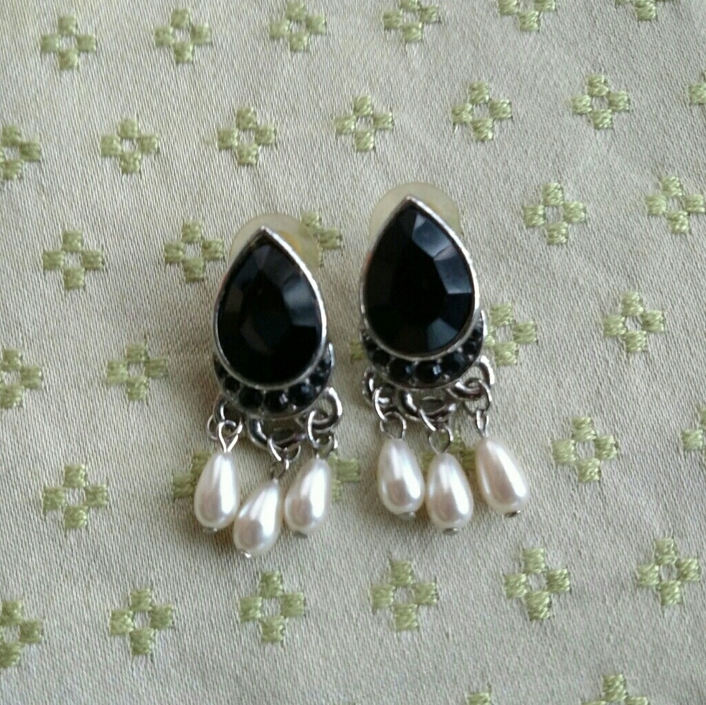 Black & Pearl Teardrop Earrings
