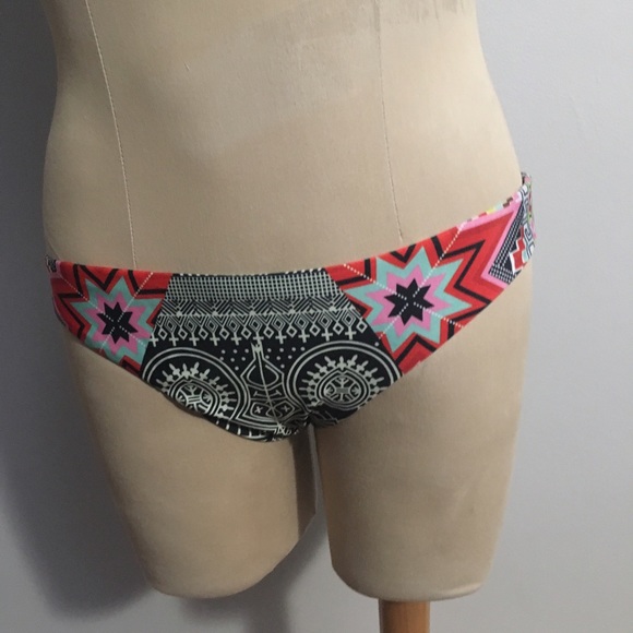 Bikini - Picture 3 of 4