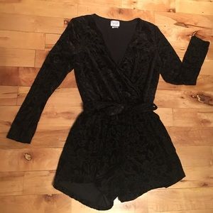 SALE| Anthropologie | black velvet romper | M 💕