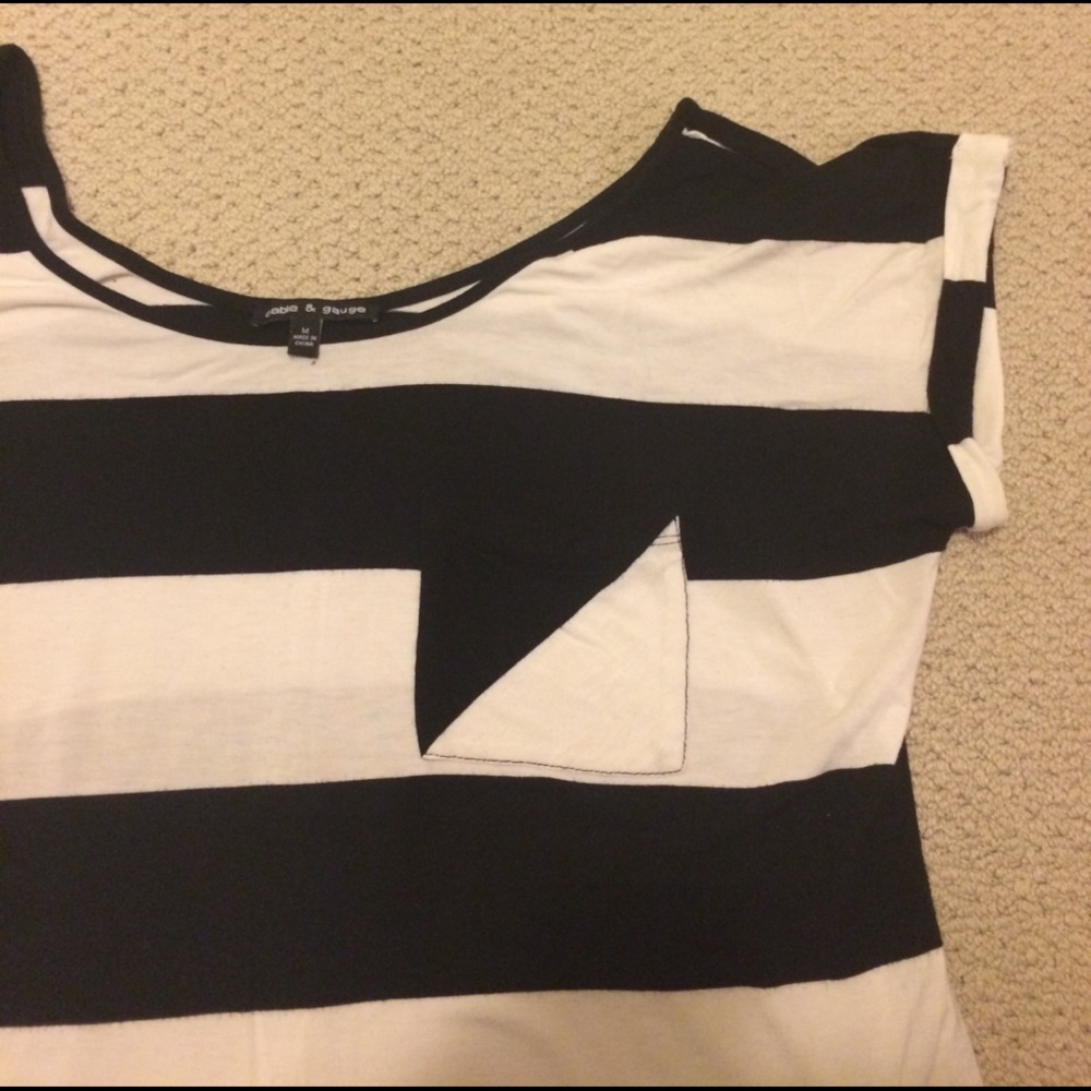 M Off the shoulder cap sleeve shirt