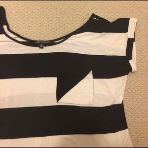 M Off the shoulder cap sleeve shirt