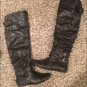 🖤 black over the knee flat boots!