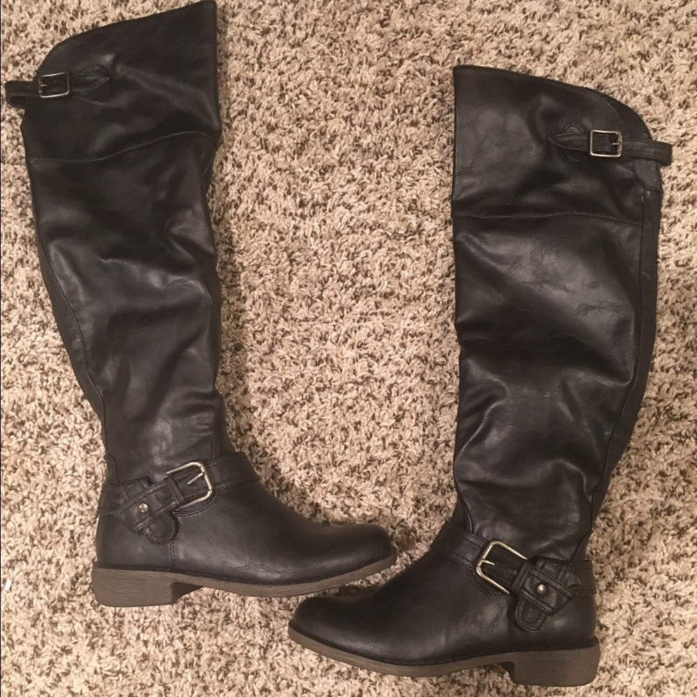 🖤 flat black over the knee boots!