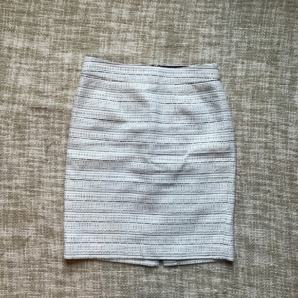 Banana Republic Dresses & Skirts - Banana Republic Textured Pencil Skirt