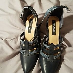 Navy pumps