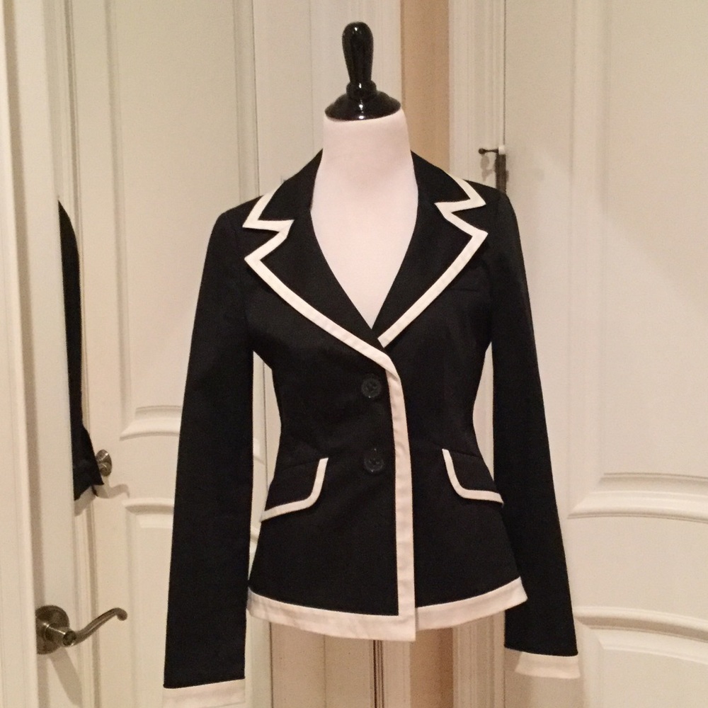 Blazer with white lining detail