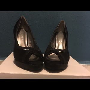 Black & glitter peep toe stilettos. Great for Prom
