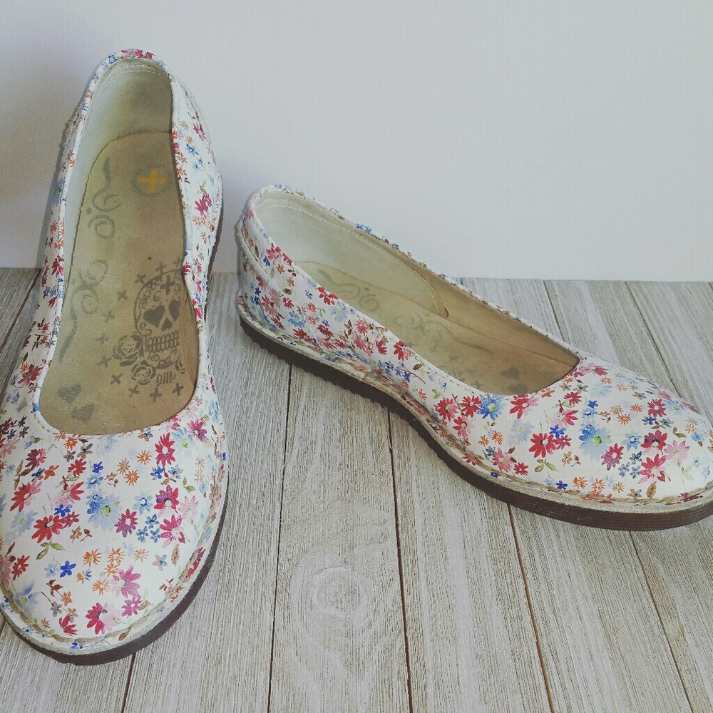 Doc Martins Christina Floral Flats Sz. 9