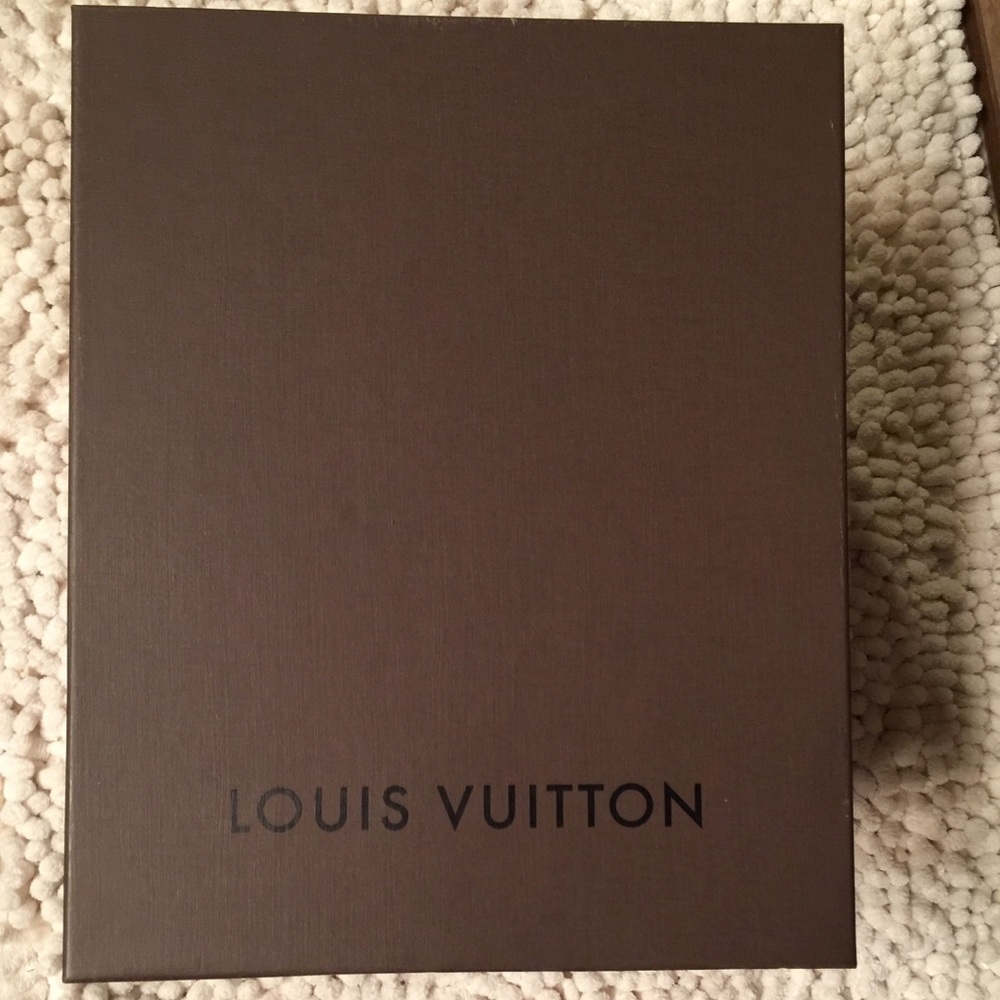 More pics of LV Bag listed