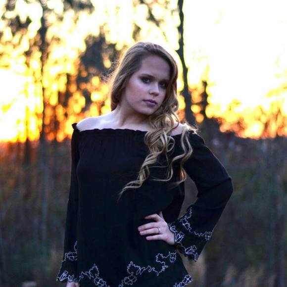 Meet your Posher, Cassandra - Picture 1 of 1