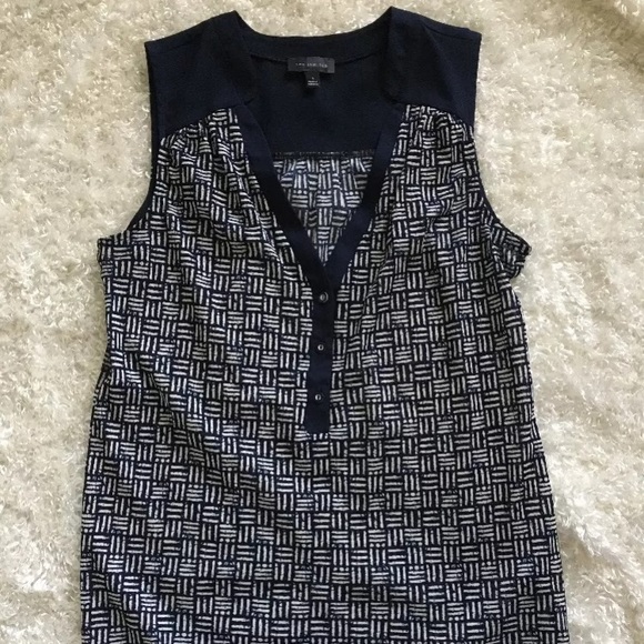 The Limited V-Neck Sleeveless Navy Printed Blouse - Picture 1 of 3