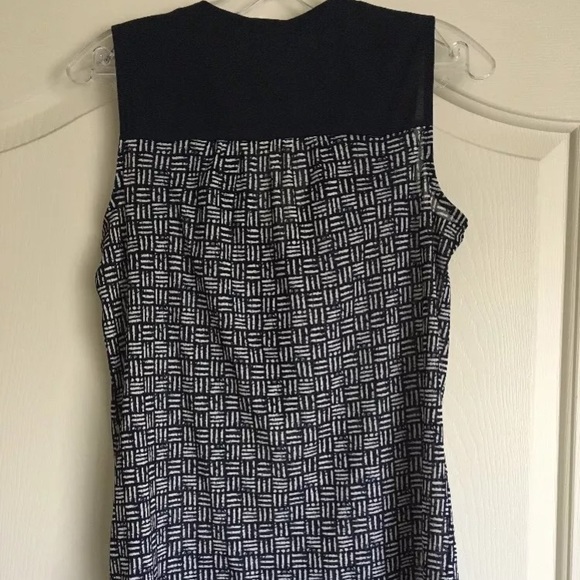 The Limited V-Neck Sleeveless Navy Printed Blouse - Picture 3 of 3