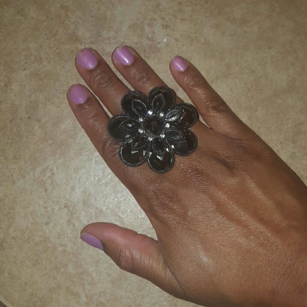 Adjustable flower ring