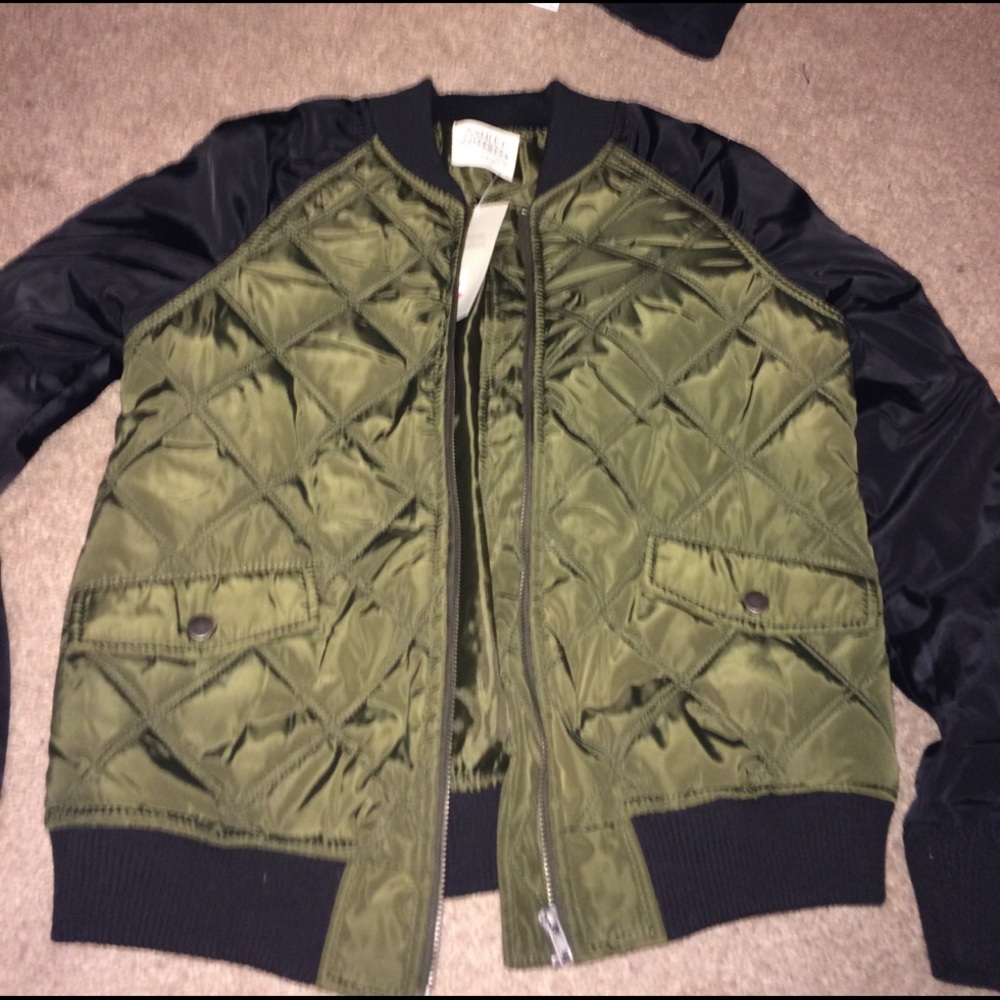 Olive green/black puffer jacket