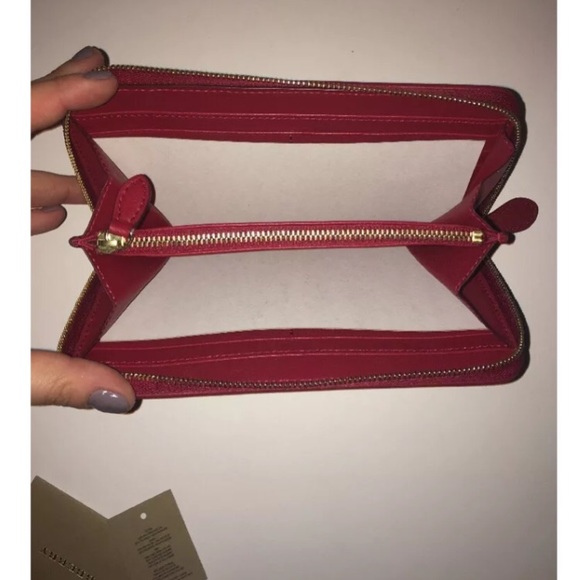 🎉Sold🎉 Burberry Elmore Horseferry Hearts Wallet - Picture 6 of 8