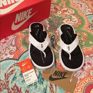 NWT Nike Flip Flop Sandals. White. Size 10