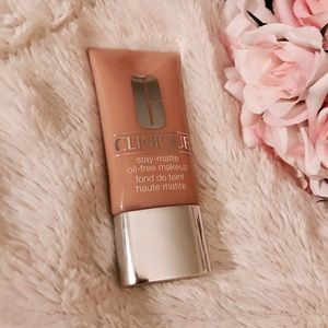 Clinique Stay Matte Oil Free Liquid Foundation