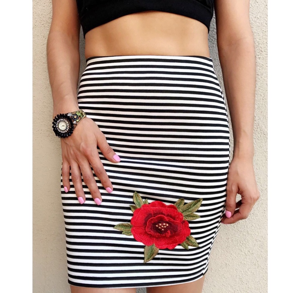 Stripped pencil skirt with red rose