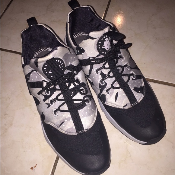 Nike Huaraches - Picture 2 of 3