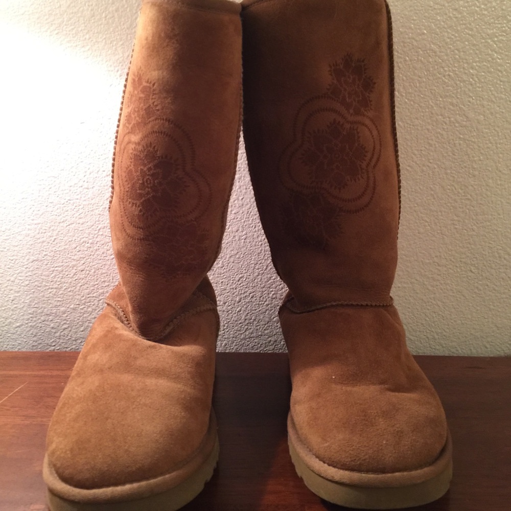 Ugg Tall Cherry Blossom in Sand Size 8 Like New