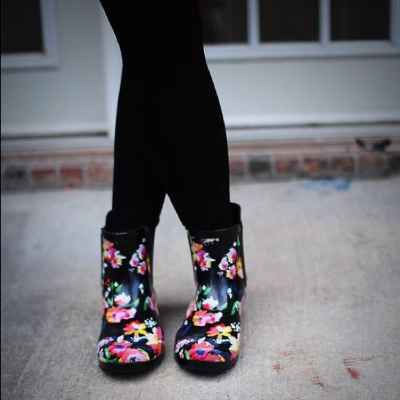 Black Floral Roma Rain Boots by Sadie Robertson - Picture 4 of 4