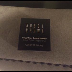 Long-wear cream shadow