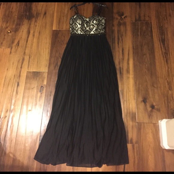 Long black gown - Picture 1 of 3