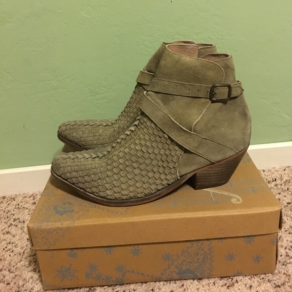 Free People Venture Ankle boot. - Picture 2 of 5