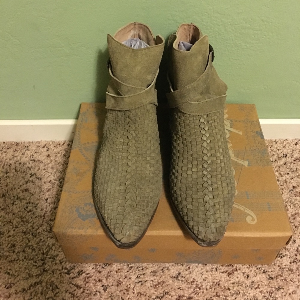 Free People Venture Ankle boot. - Picture 4 of 5