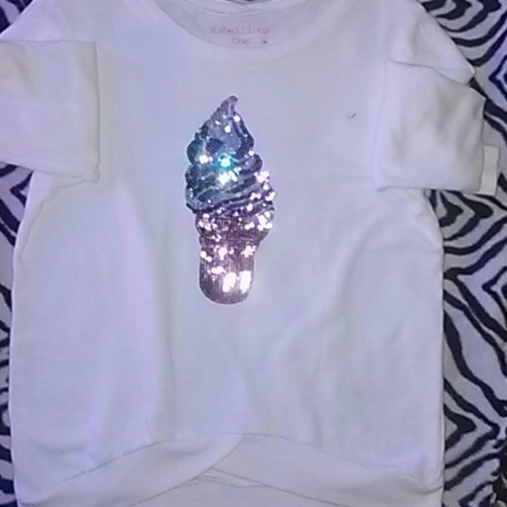 White long sleeve sweatshirt with decorative front