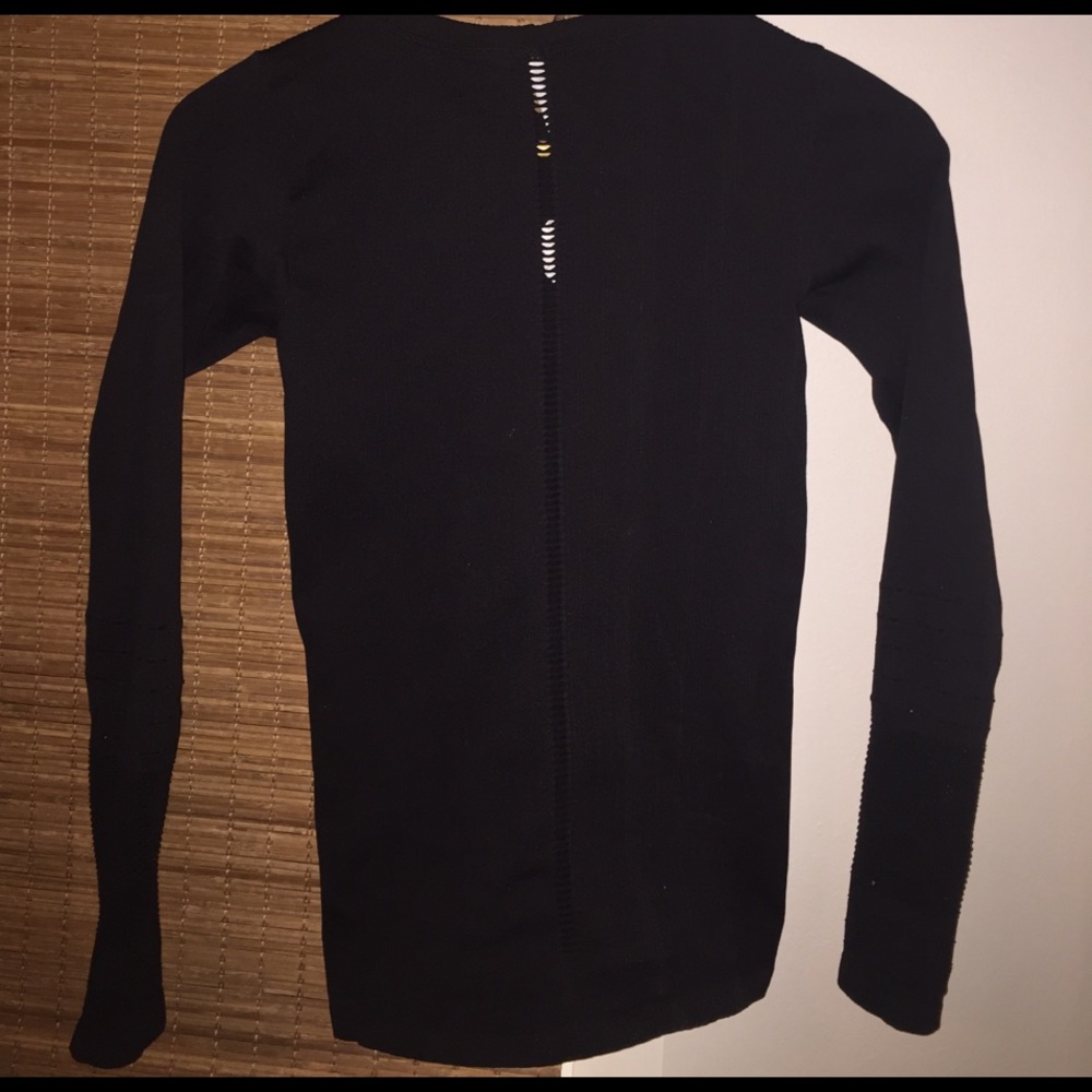 ALO YOGA NEVER WORN LONG SLEEVE