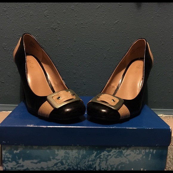 Gorgeous black & tan heels. - Picture 2 of 3