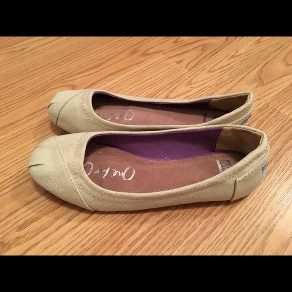 Cream TOMS ballet flats