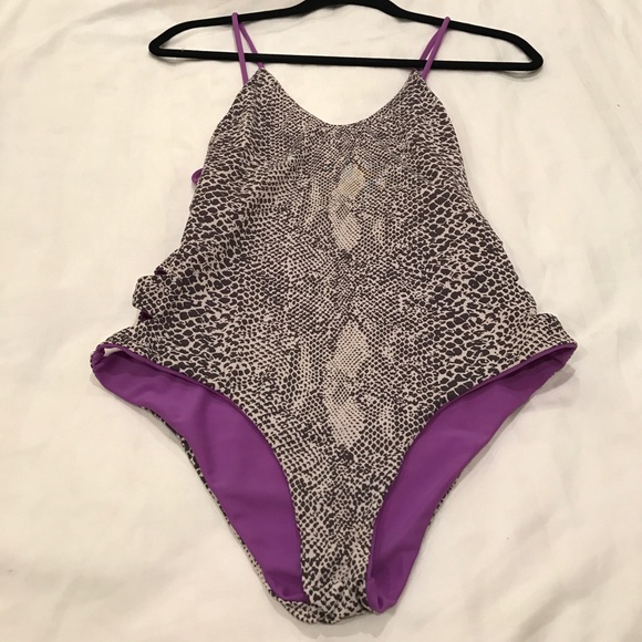 acacia one piece - Picture 3 of 4