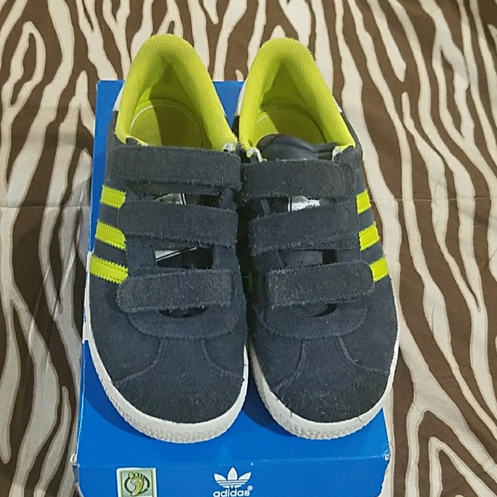Kids sneakers