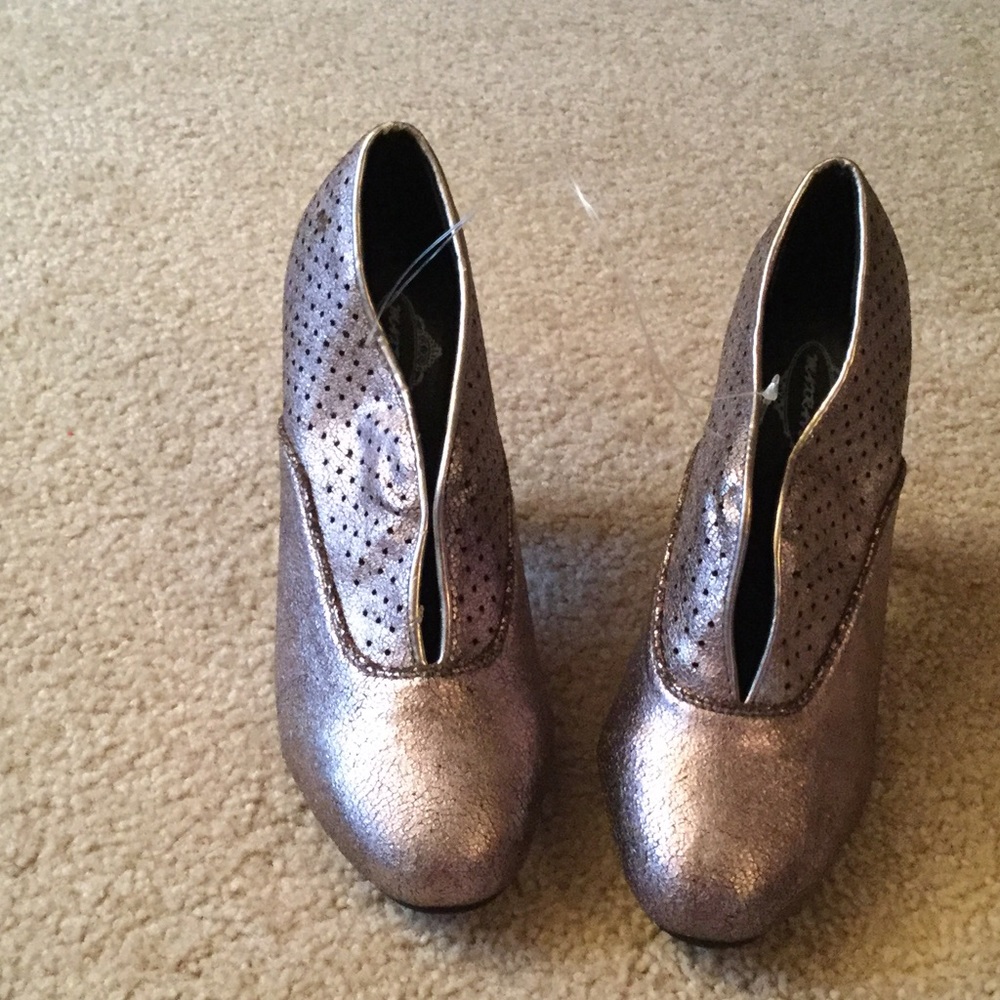 Max Rave Silver Shoes NWOT