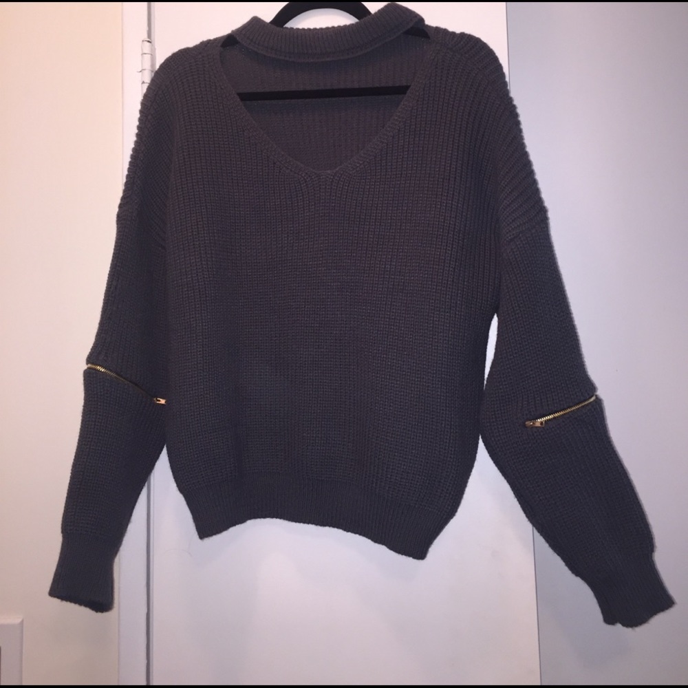 Never worn grey sweater with choker