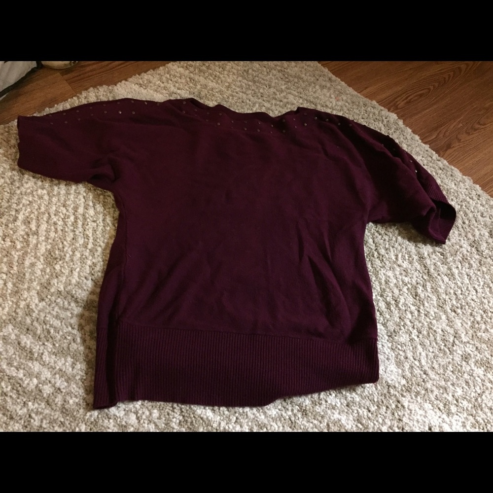 Maroon sweater with 3/4 sleeves