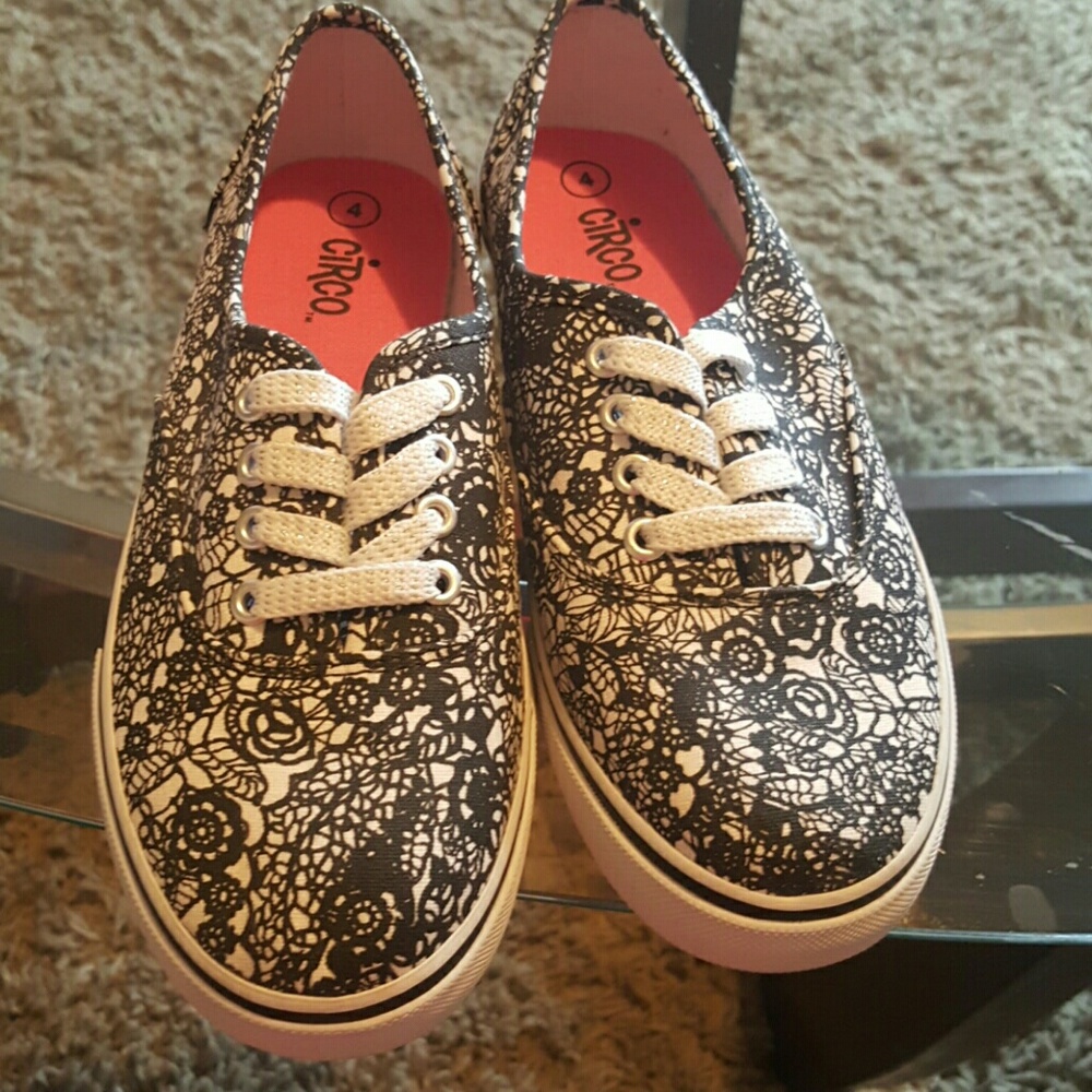 Girls size 4 tennis shoes like new
