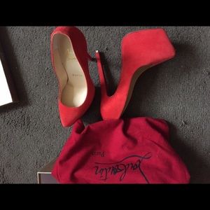Daffodile 160 suede heels in size 36. Coral