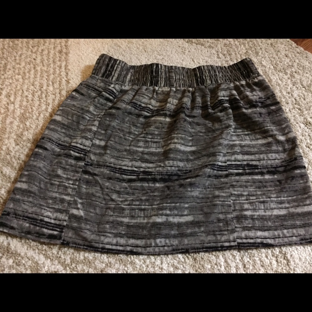 Gray and black skirt w/ pockets!