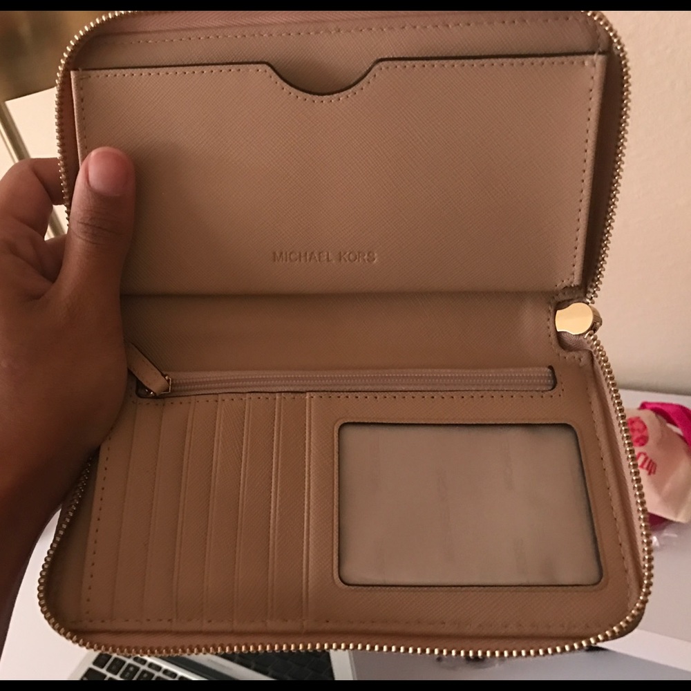 Michael Kors wallet in the color Oyster