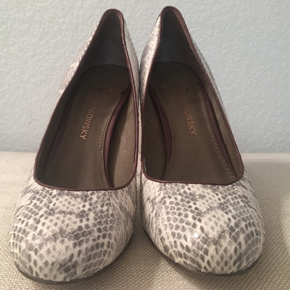B. Makowsky snakeskin leather pumps