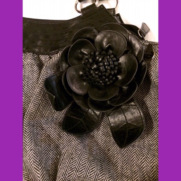 🏵 Terrific Young Lady's Purse 🏵 - Picture 2 of 5