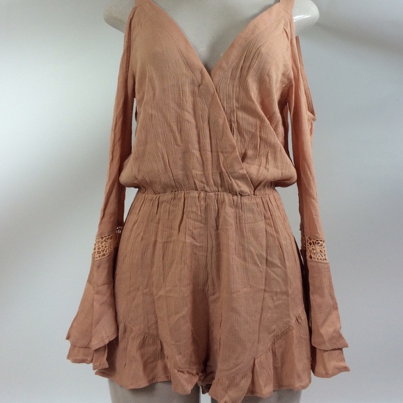 🌻*957 Long bell sleeve romper with lace ✨ - Picture 4 of 4