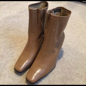 Women's Camel Boots with Short Heel and Zip