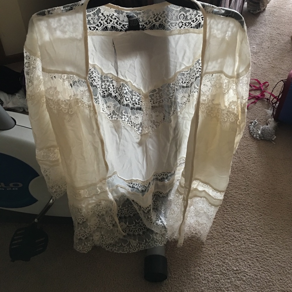 Brand new Rue 21 White lace Kimona , sz l/xl