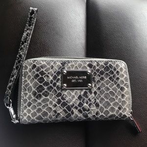 Michael Kors Wallet iPhone 6/7 Wristlet