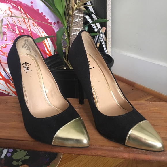 Fioni Black and Gold Pointed stilettos 👑 - Picture 1 of 4